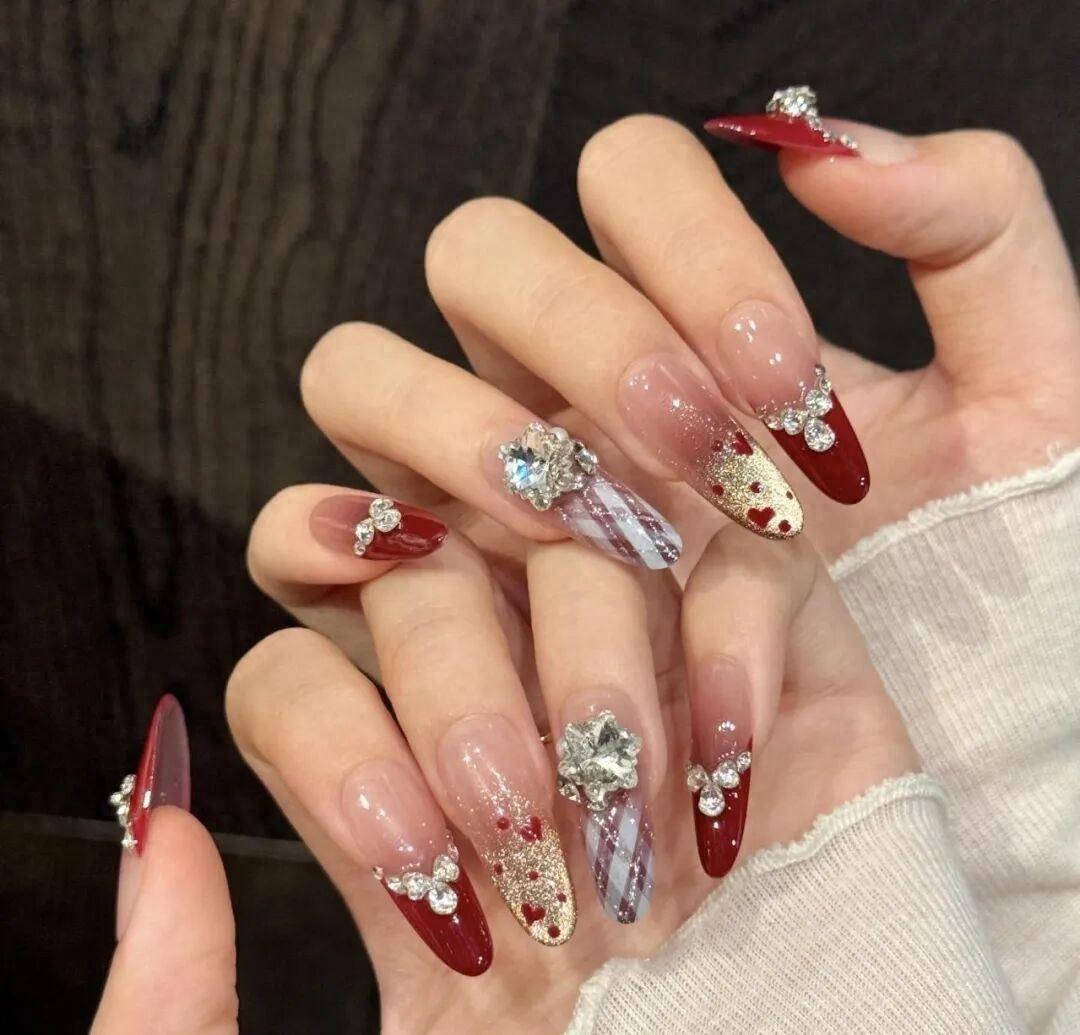 “悲剧还是发生了！”近日，浙江杭州，一女子为了让手指显得更修长，在做美甲时特意延