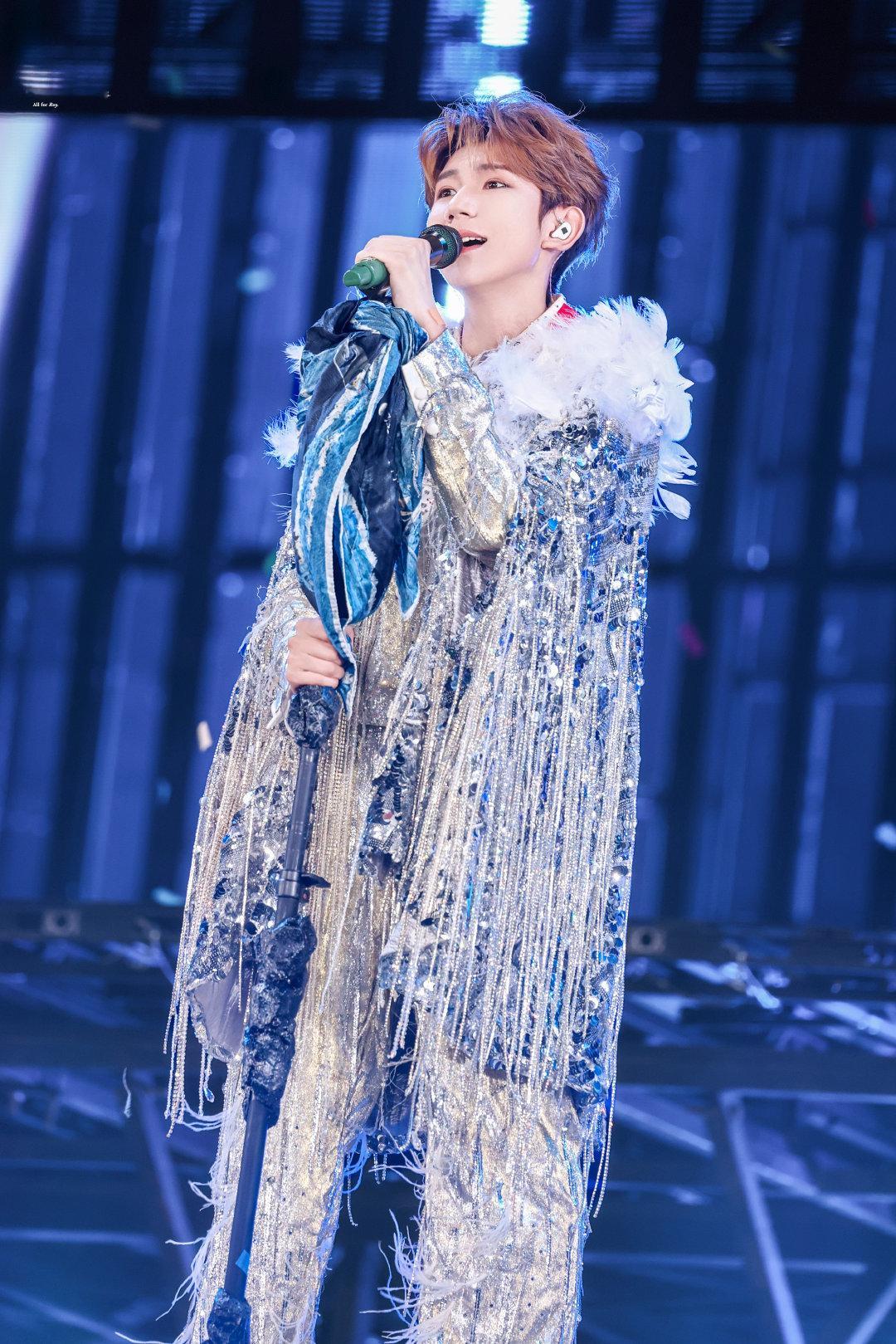 王源南京上座率夯爆了时隔多年重返南京，王源开启双日体育场演出，夜空之下满场星光，