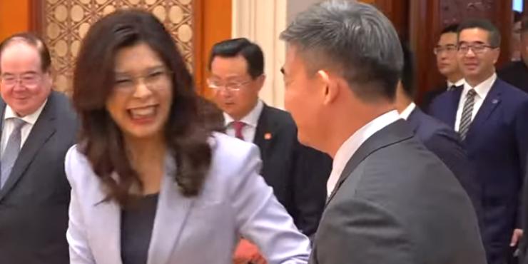 这一晚的细节太有意思了，开场放的是茉莉花，郑丽文讲完话换成了阿里山的姑娘！两首曲