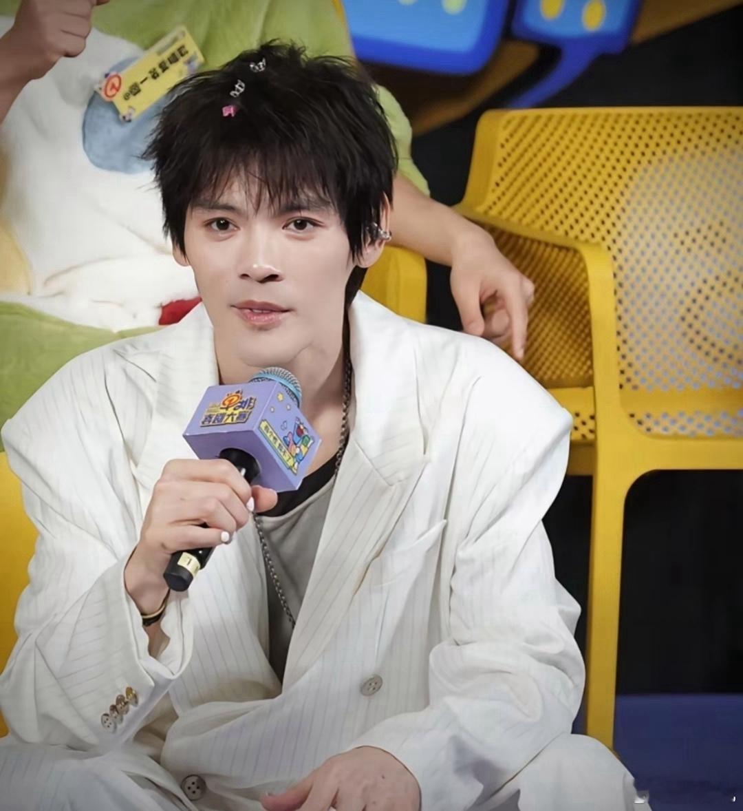 换了发型的向佐变帅了。 