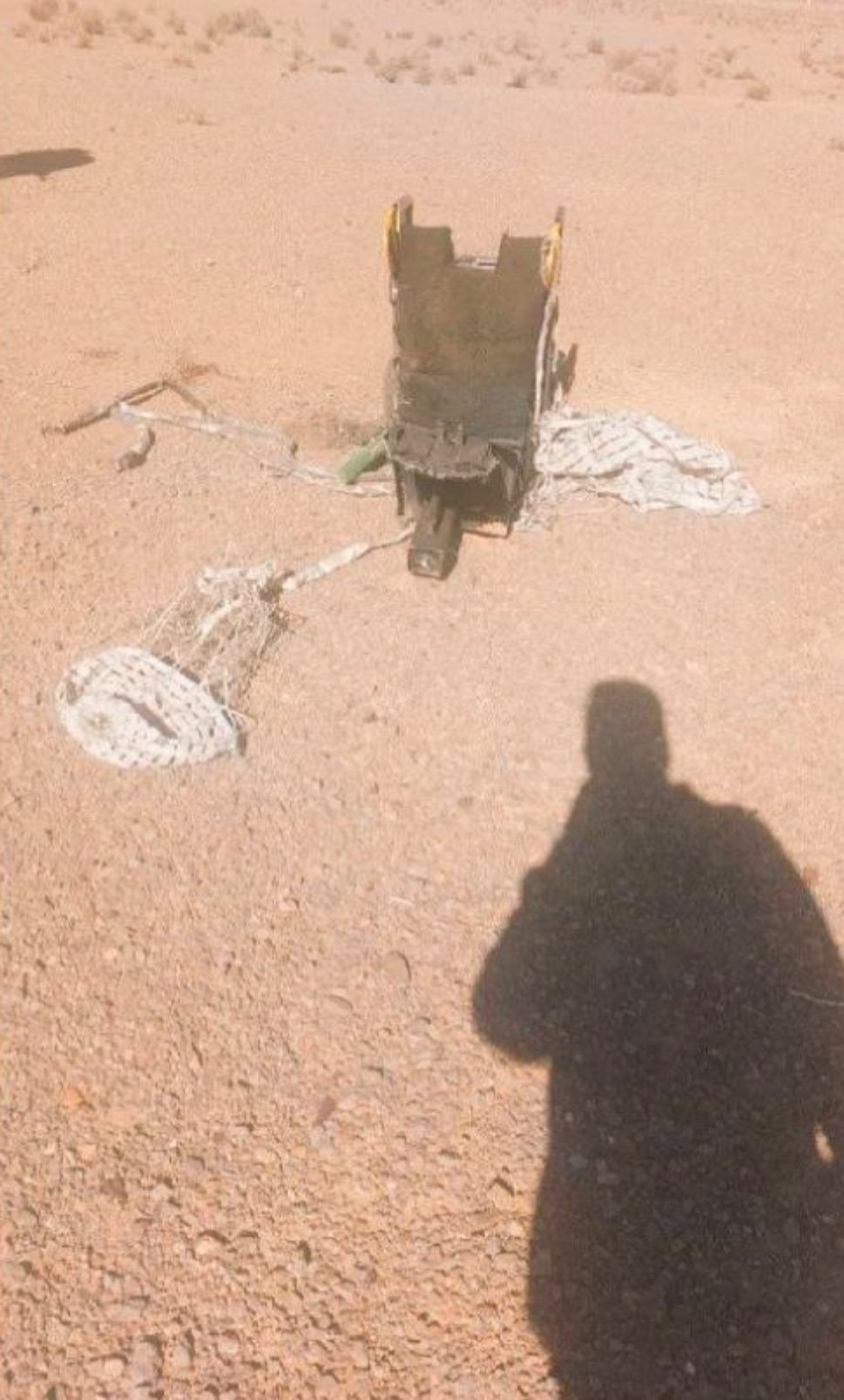 疑似在伊朗境内发现F-15E的弹射座椅。美伊以冲突热点观点美战机飞行员或被伊朗军