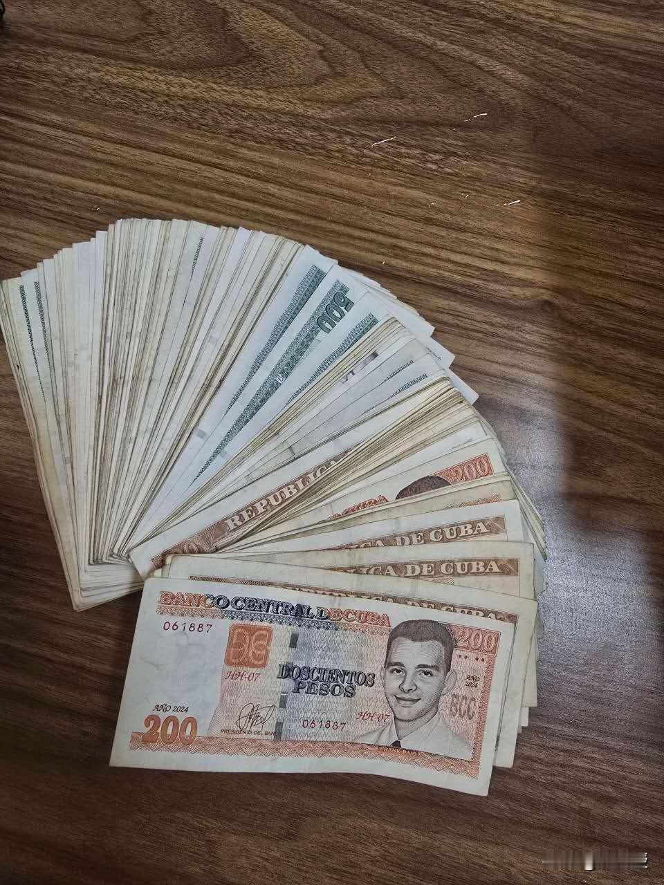 古巴🇨🇺
100美元，换了67000古巴比索
发财了
去高级餐馆，吃一顿
一