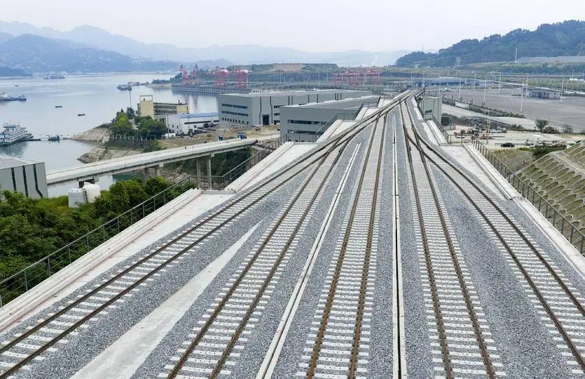 宜昌的这条铁路硬是靠自己的努力挤进了国家队。
三峡茅坪港疏港铁路起初是地方自建铁