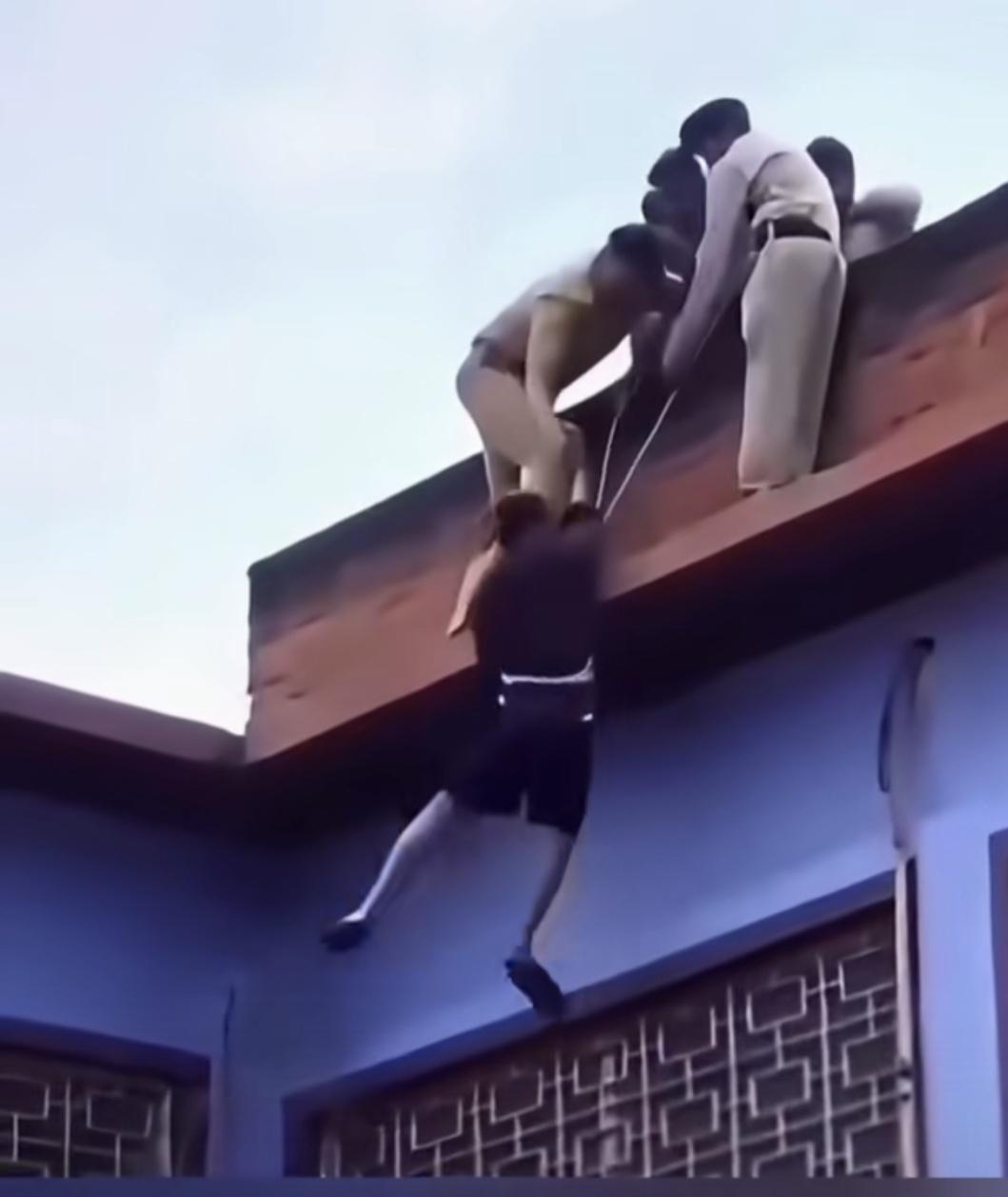 印度救跳楼轻生的人，拉上来一顿暴揍，是恨铁不成钢吗？哈哈。

刚刷到印度这个视频