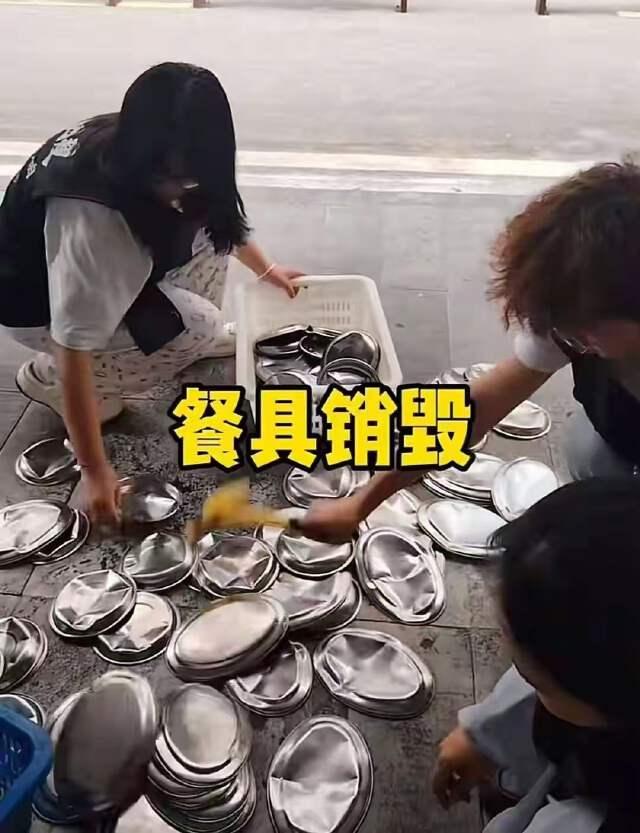 湖南衡阳，狗主人私自将狗带进烤肉店，宠物狗偷吃了顾客点的一盘生肉，店家只能停业整