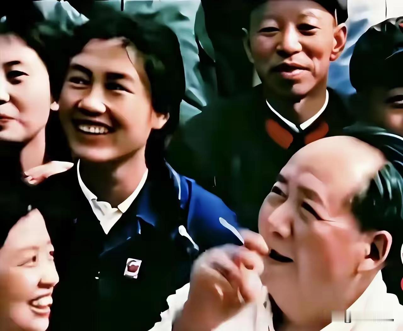 伟人留下来的幸福抽烟照
身边的人幸福笑脸清晰可见