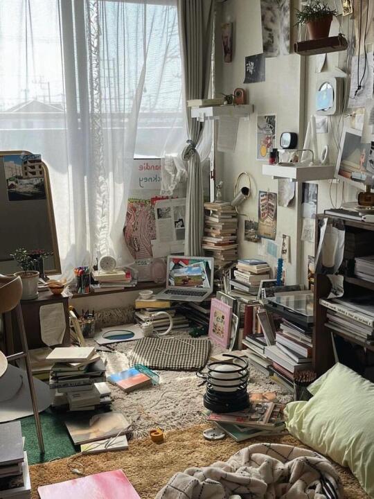Ins博主moinchi独居女孩极繁主义的卧室