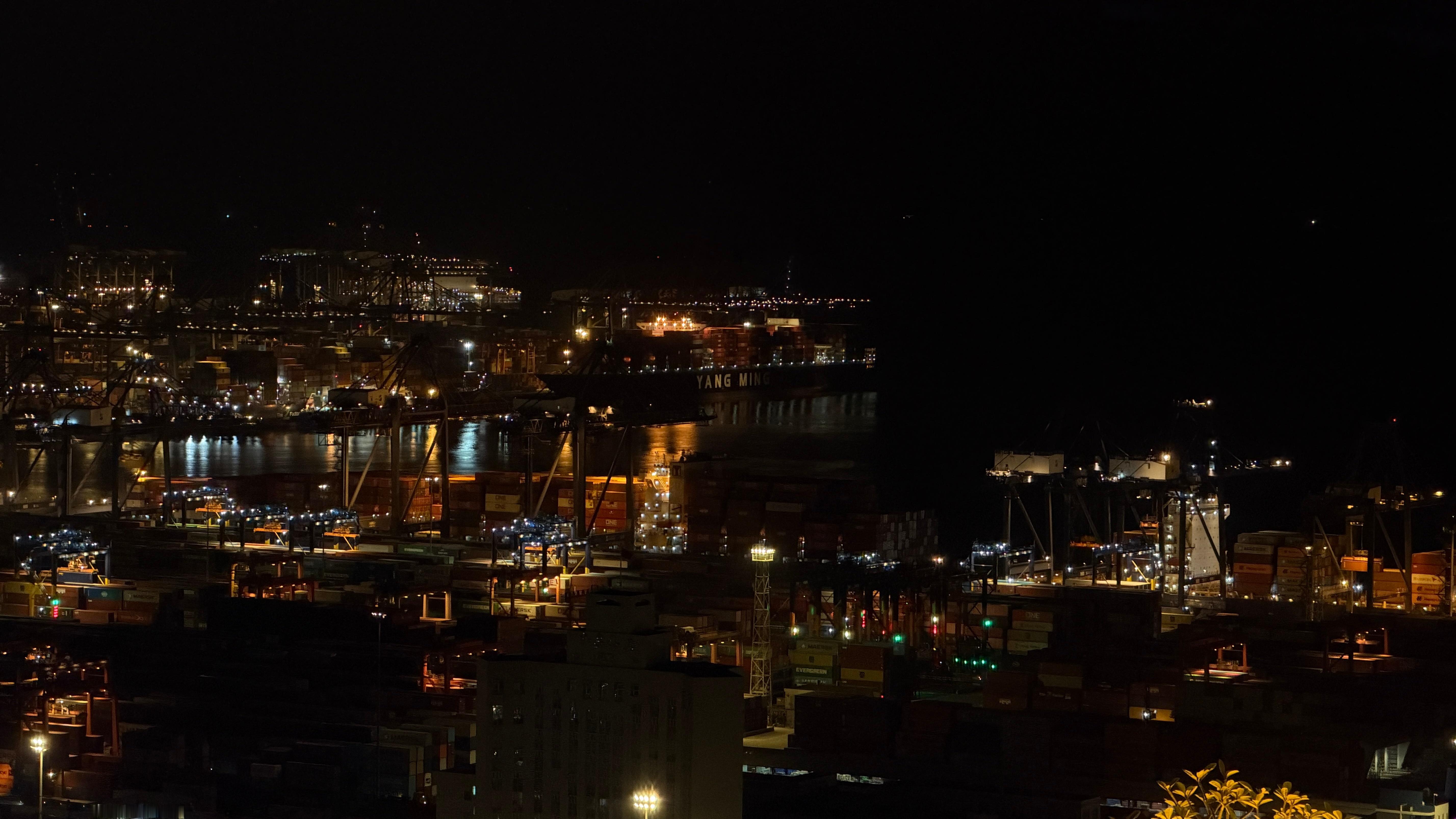 合伙人推荐我来这吃宵夜了，这夜景真无敌！一个烤鱼套餐298，这个景观值200[二