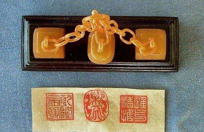 1950年，正在接受改造的溥仪听到中国出兵支援朝鲜，突然撕开棉衣，取出一物件说：