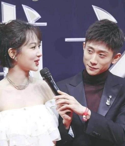 2017年，一次，杨紫问张一山：“听说你暗恋了我十多年了？”张一山嘿嘿一笑，反问
