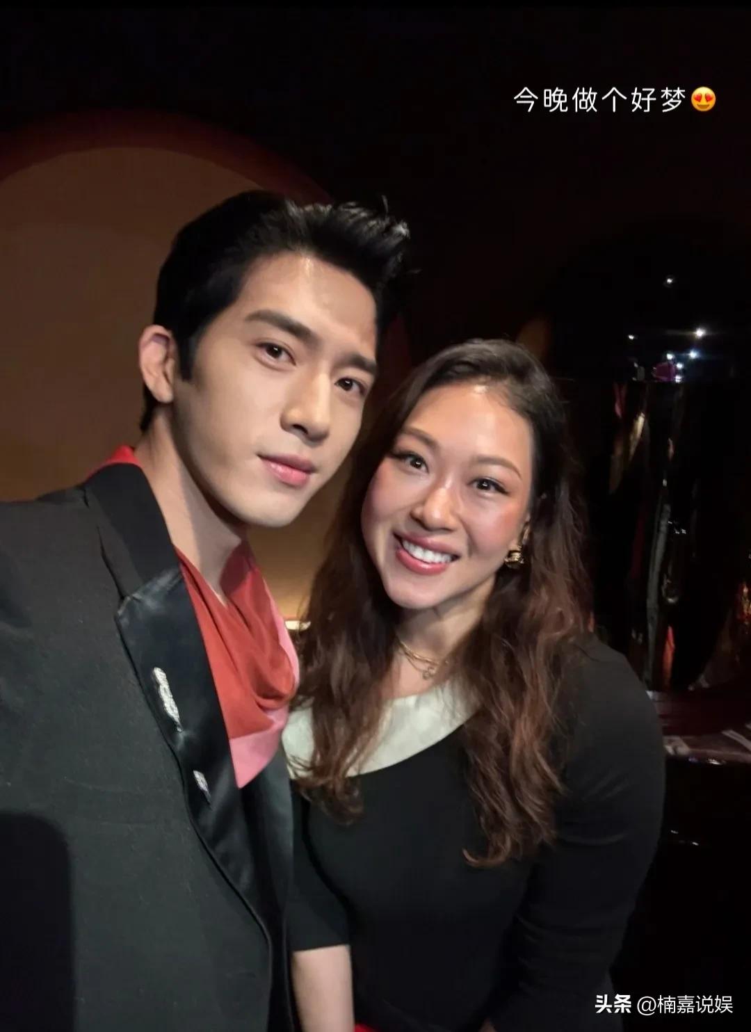 何超琼干女儿曾昭怡晒和井柏然的同框合照，想不到白富美也追星呀，完全演“我”遇到明