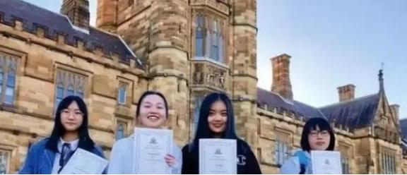 留学生的反华情绪为何越来越严重？因为好不容易和白人混在一起，结果发现白人不吃香了