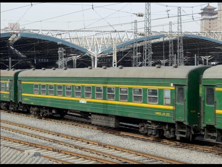 为啥坐绿皮火车的人还是那么多？
一.  它不嫌我穷，我就不嫌它慢！
二.  老百