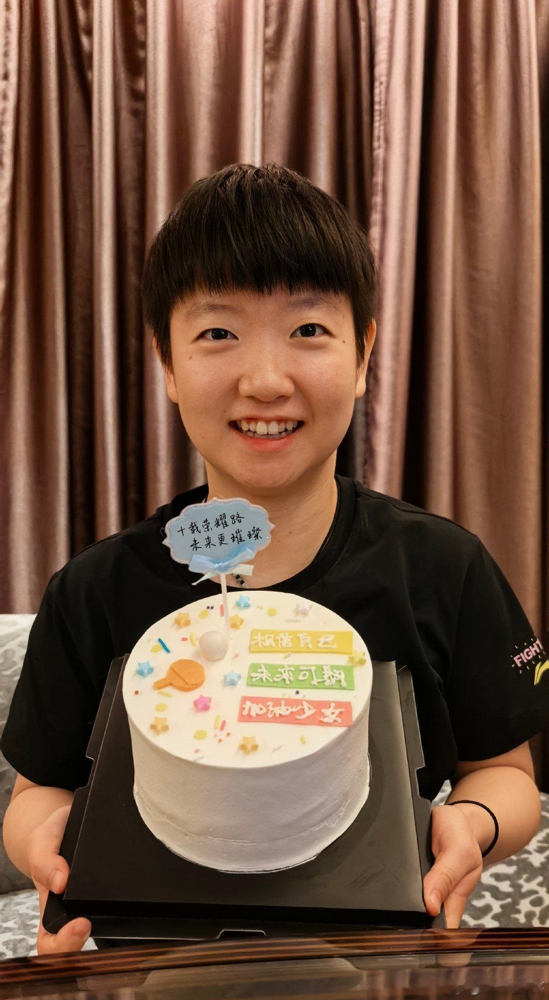 孙颖莎未来更璀璨今天是进入国家队的十周年，莎莎发博写道：十年啦！很精彩[打cal