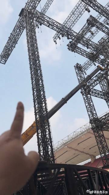 陈楚生你有必要这么大的舞台吗 上百辆货车运来的不仅是设备，更是诚意与野心，这场上