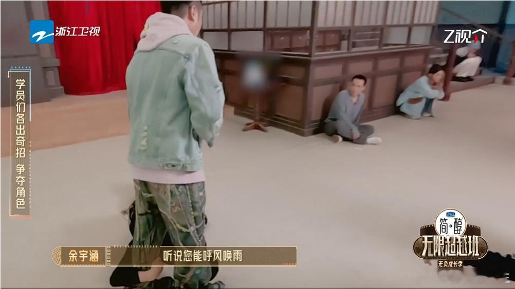 余宇涵成吴镇宇人形挂件了 笑到扶墙！余宇涵挂在吴镇宇身上的样子太可爱，为了呈现好
