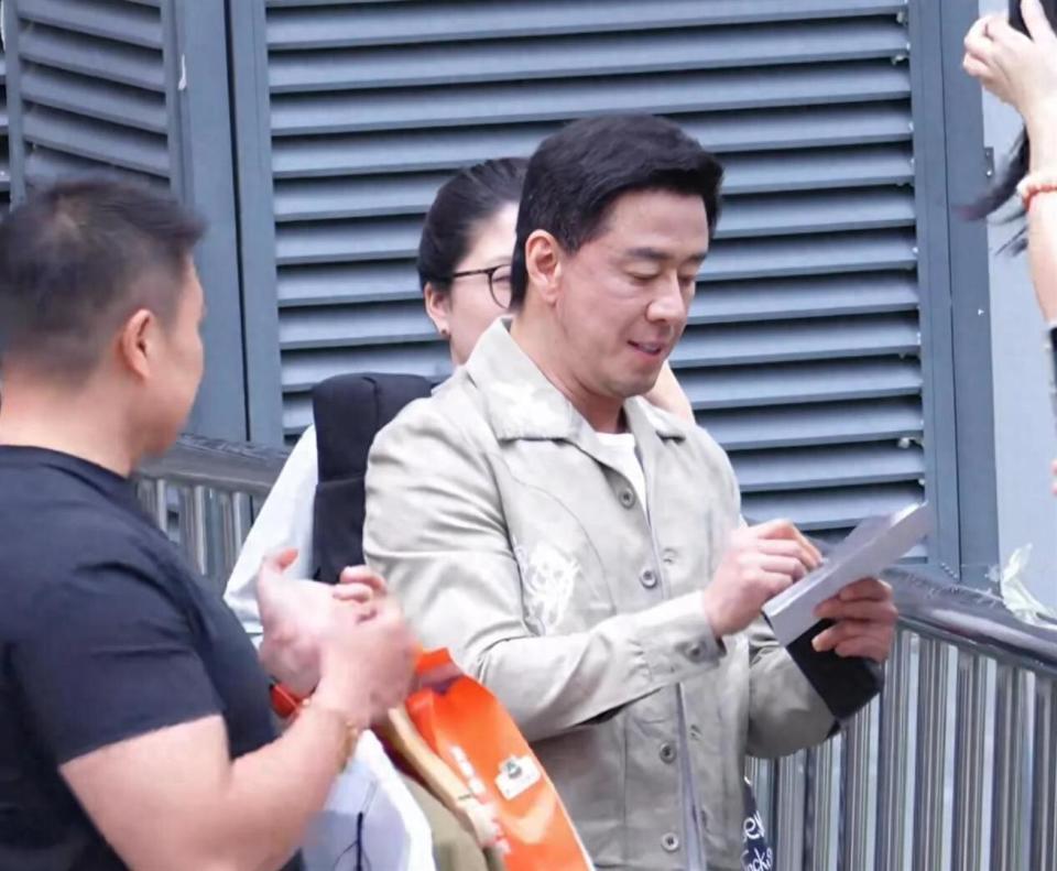 《杨坤录节目摔麦离场？现场视频流出，他吼的这句话让全网炸了》
 
刚刷到杨坤在《