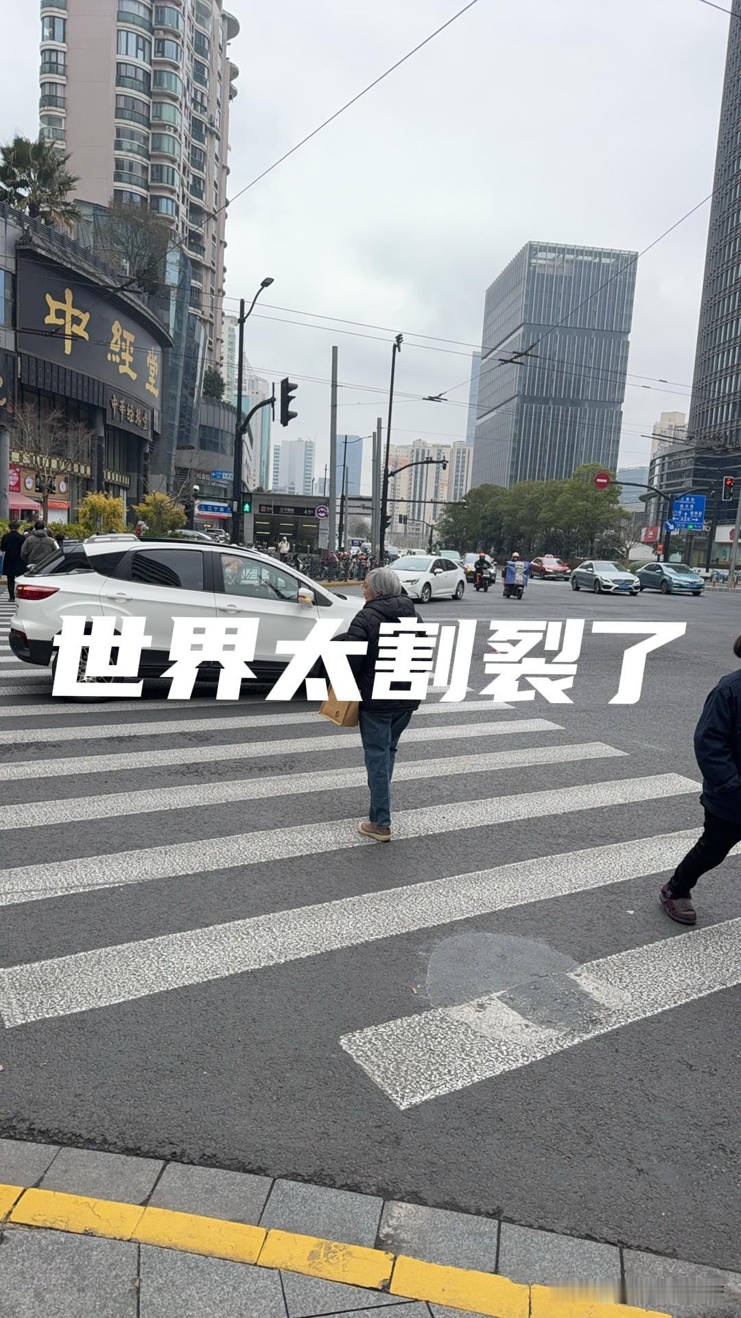 网上骂美国的普通人，看到的全是乱象：看病贵、生活难，就像印度学者说的，美国占着全