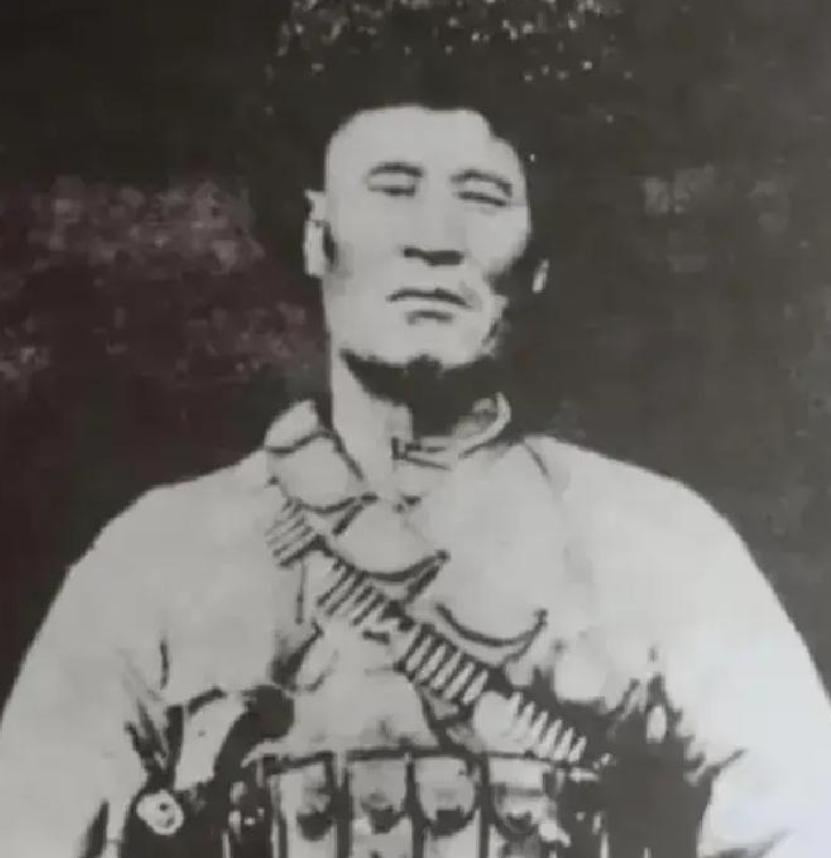 1949年12月，解放军在追击马家军残匪时，司号兵杨忠孝打死了一个穿着与众不同的