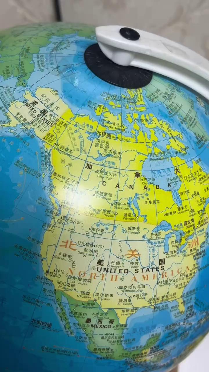 打开地球仪一看，原来地图上有两个美国，一个是美国本土，一个是美国的阿拉斯加州。其