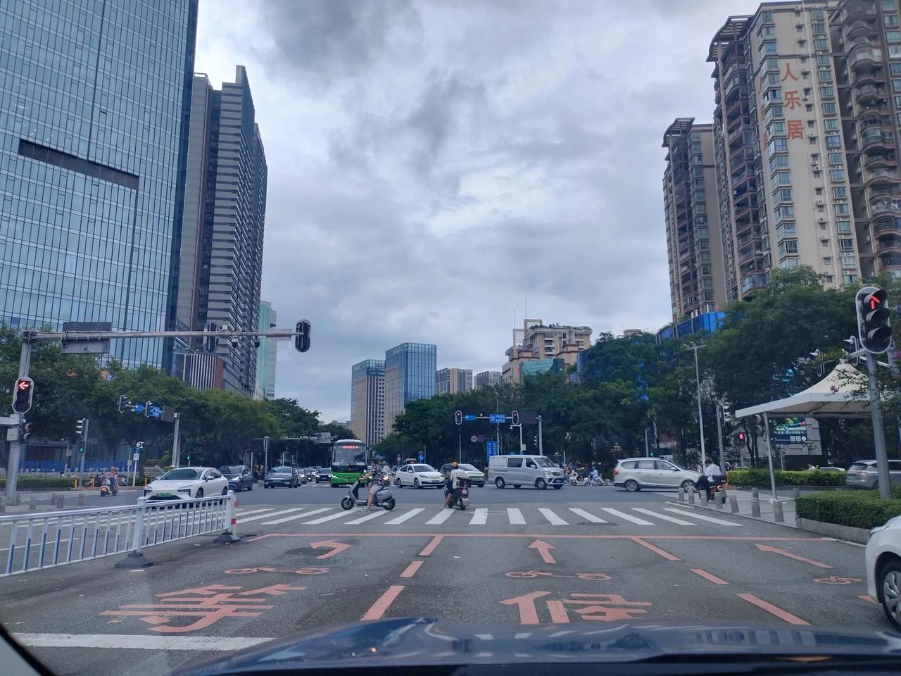 爱里千百个瞬间，是用来攒回忆的，最痛从不是分开，而是曾经的共享，最后连问候都唐突