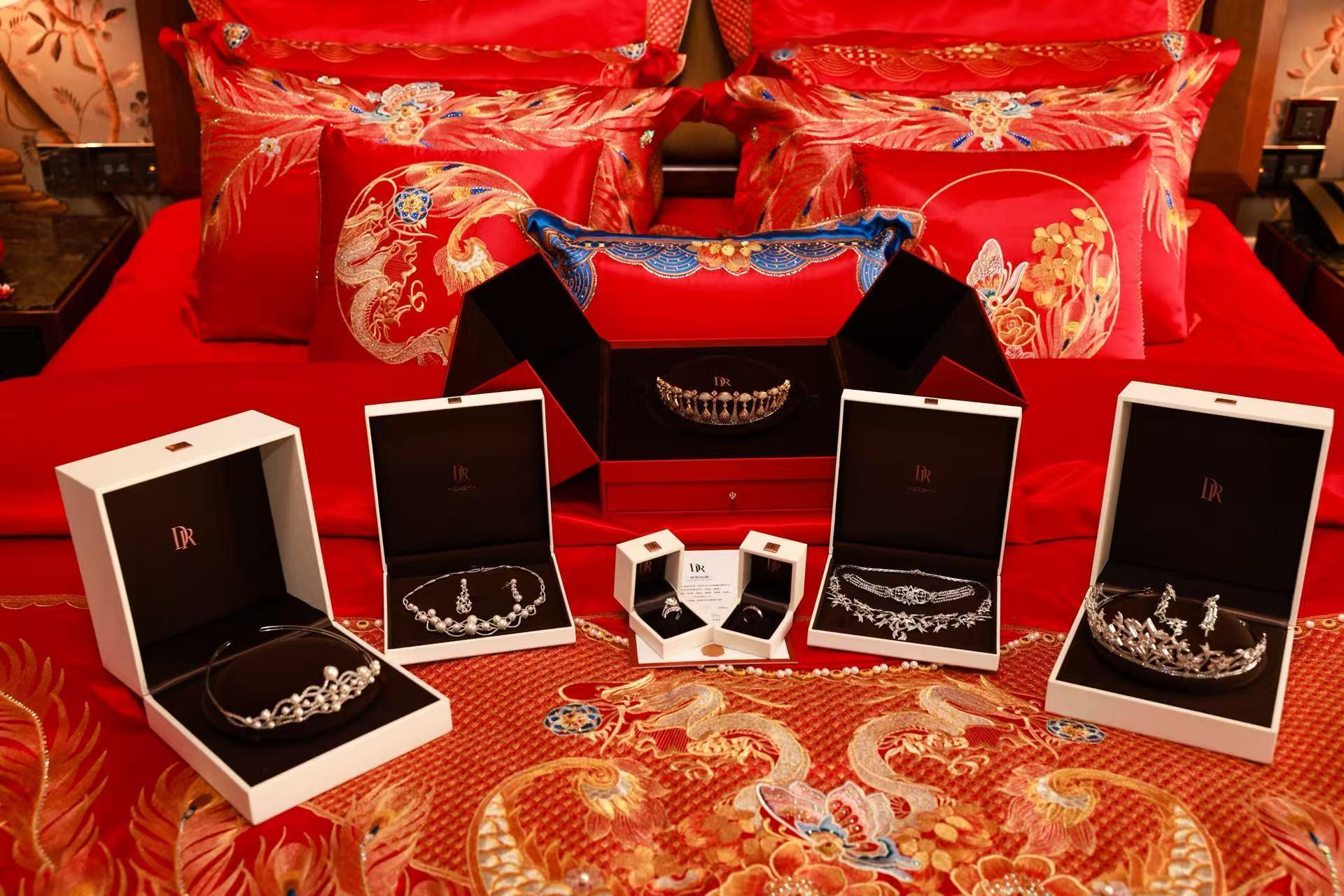 黄雅琼婚礼的钻戒不会被教练说小了 教练！刘雨辰真的去升级了DR大钻戒！去年巴黎奥