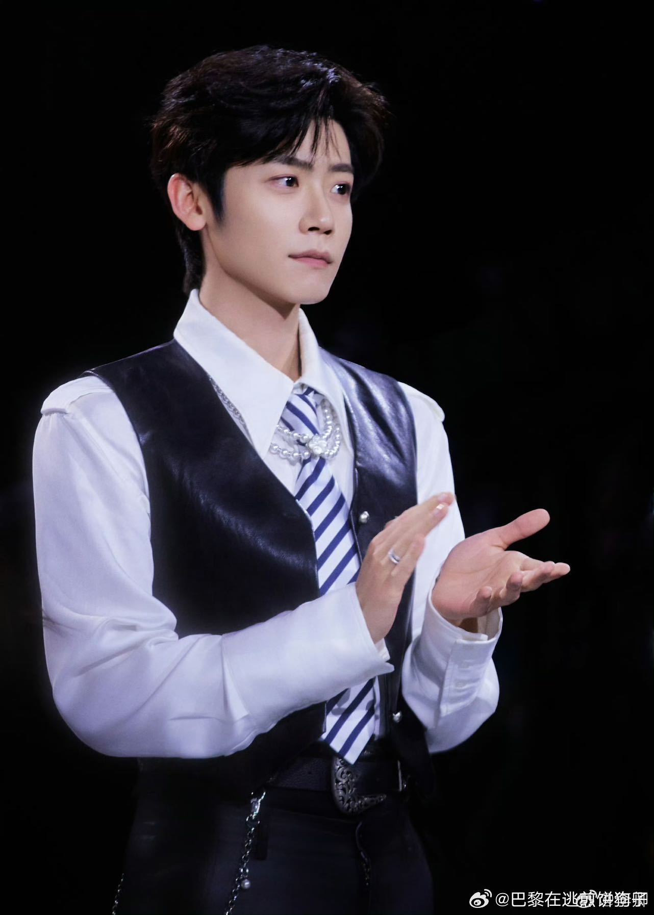 李卿3月最后一天耍酷一下李卿耍酷一下李卿这组三月末大片，是懂怎么给三月收尾的。卡