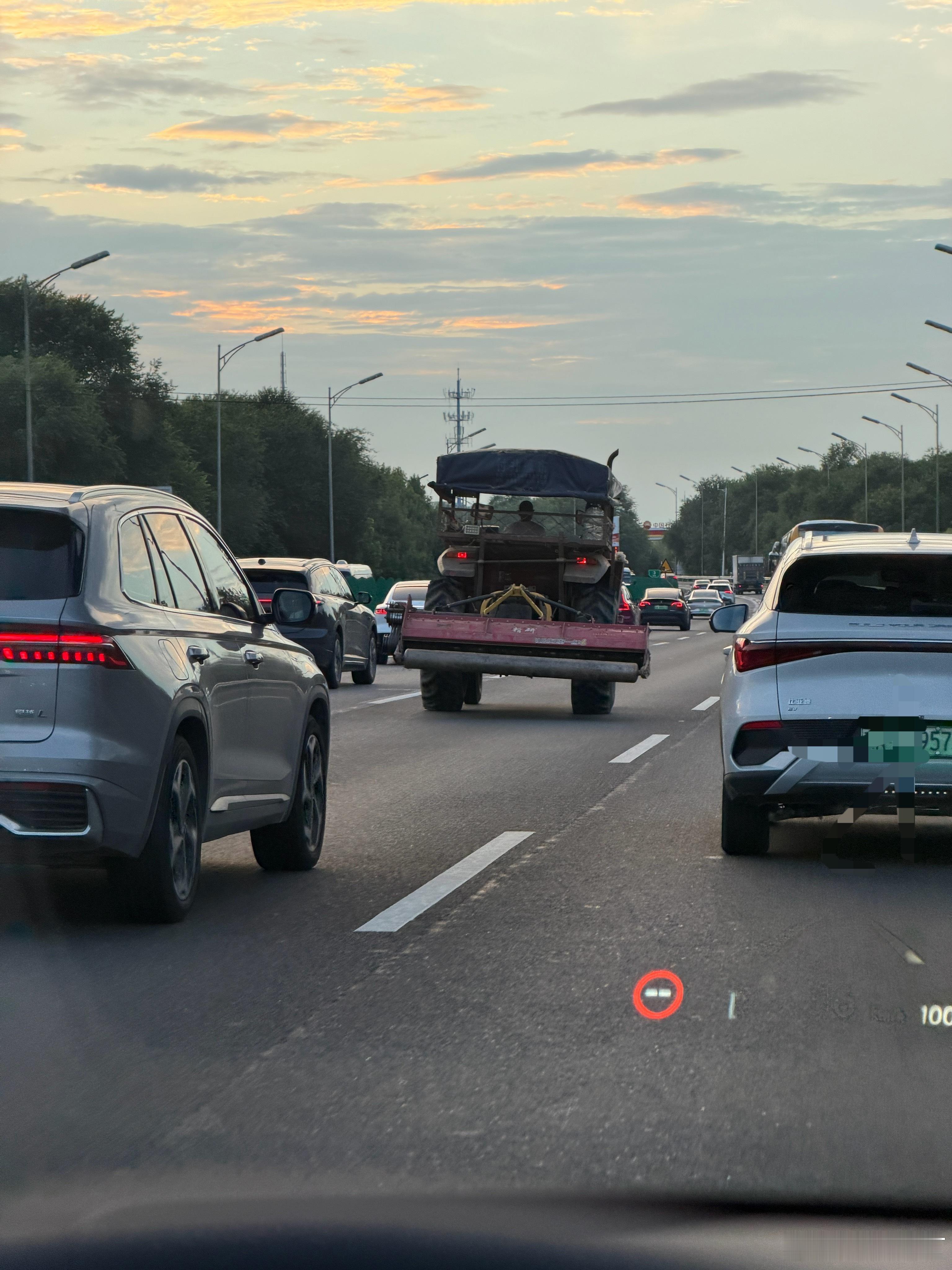 请问这是个什么玩意啊？东五环大卡车就算了这是准备秋收去吗还有人管吗 