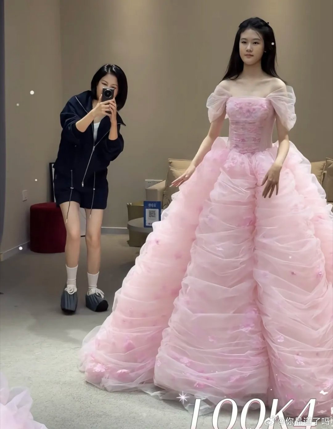 陆毅家的大女儿贝儿马上就要18岁啦，鲍蕾陪着她一起挑选成人礼的裙子。贝儿试穿搭配