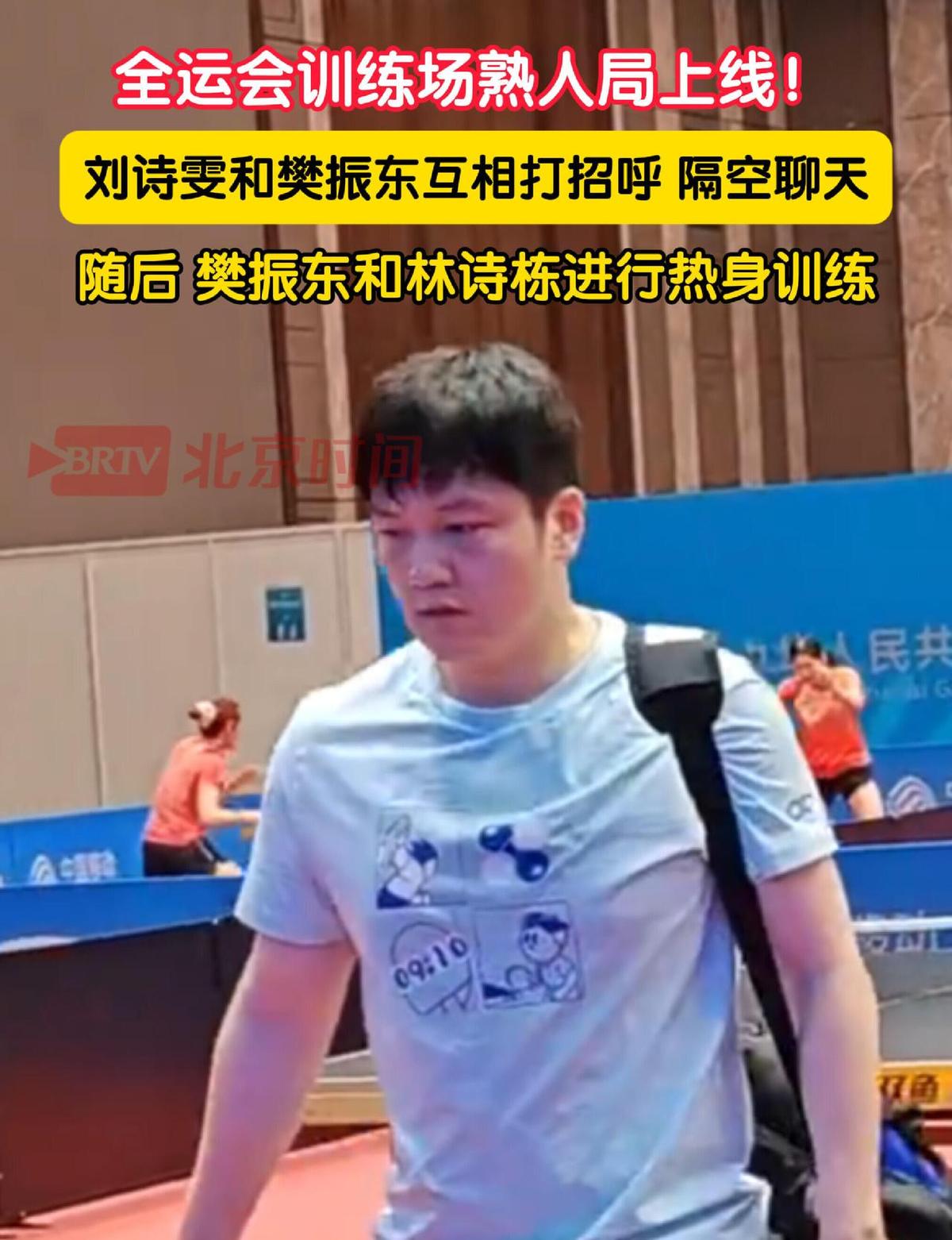 小胖回来了，队里炸了锅。
好久没见，一进门就有人喊“小胖”，他笑得跟小时候一样。