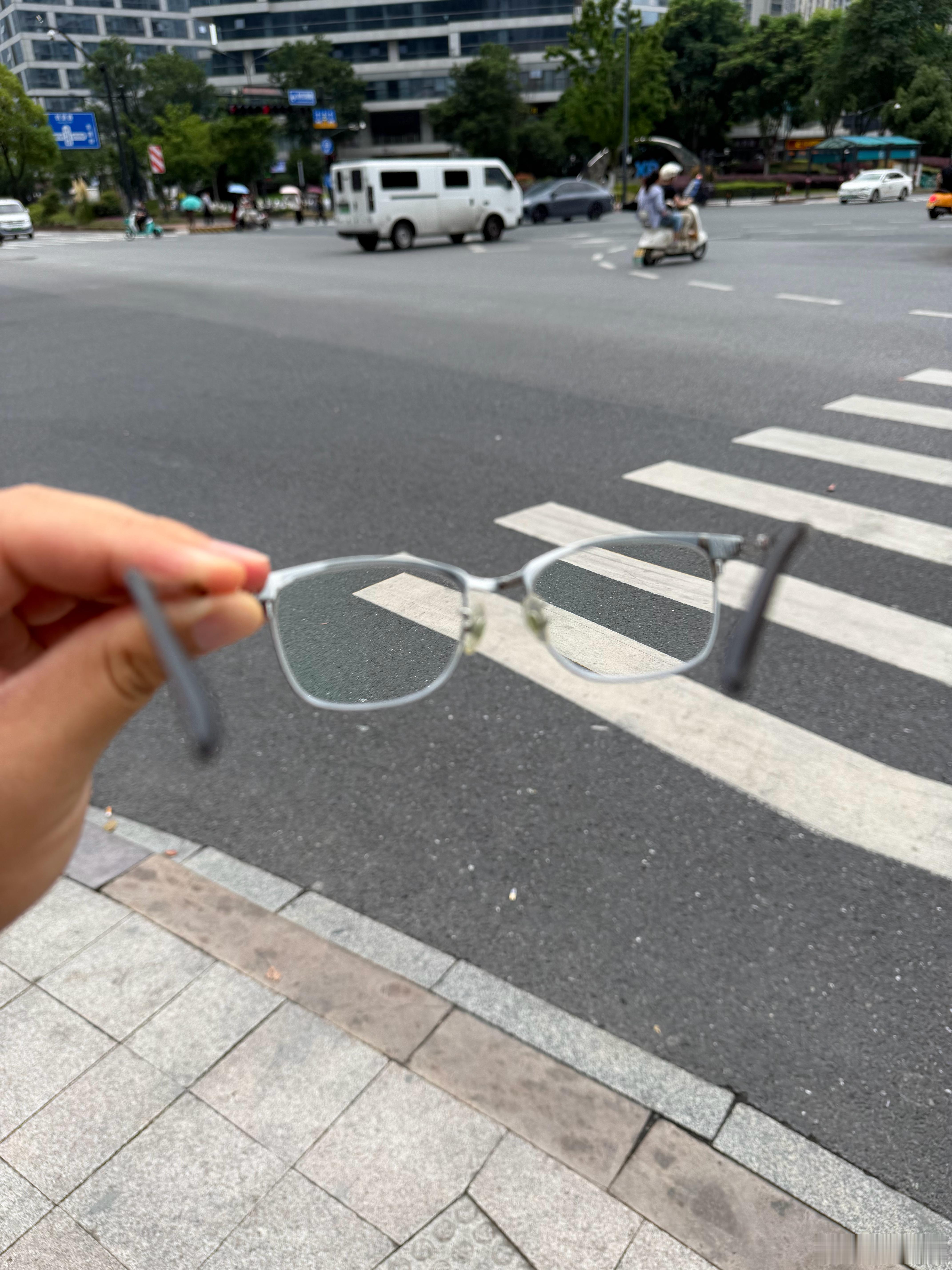 杭州湾库里南不是说着玩的，中午吃完饭在路口等红绿灯，摘下眼镜擦汗的时候看到一辆白