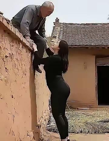 老头美女一隔墙，不走大门去翻墙，大爷你小心一点危险