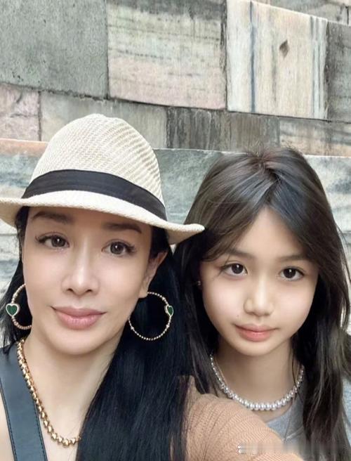 近日，钟丽缇在直播中透露，小女儿考拉（Cayla）出生便患有先天性单眼弱视，这一