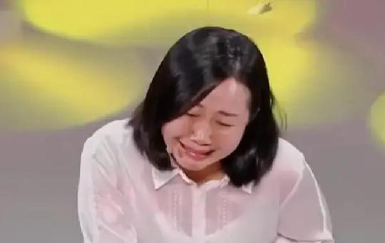 2019年8月，40岁的曾有娣来到了《等着我》的现场。

站在那扇巨大的希望之门