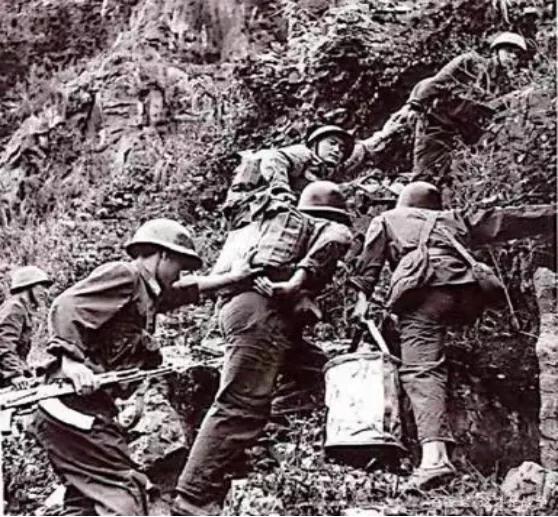 1948年，一国民党士兵饿的受不了，跑到了解放军阵地，背了一袋子馒头回来。战友们