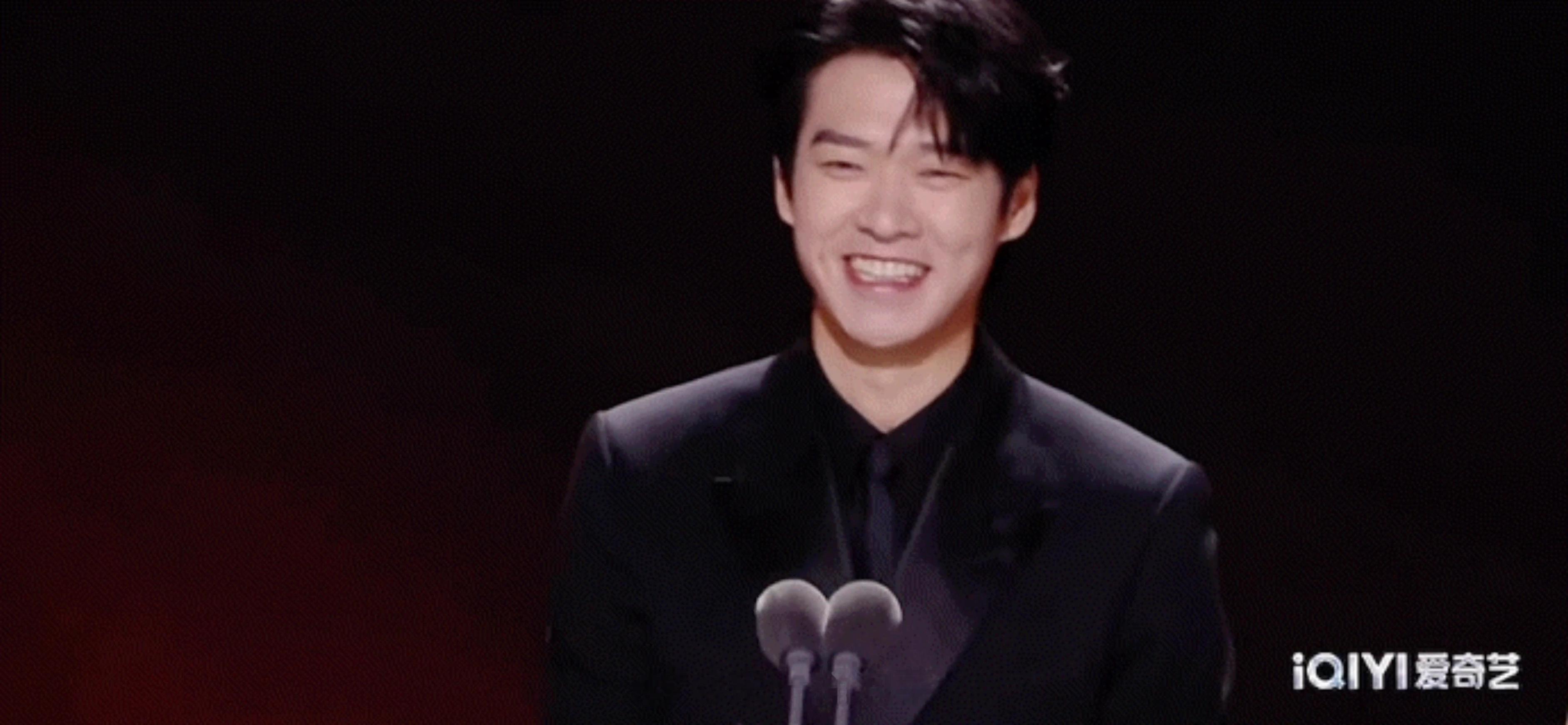 尖叫之夜导播好癫啊爱奇艺尖叫之夜导播是会切镜头的，快笑死我了哈哈哈哈魏大勋发言完