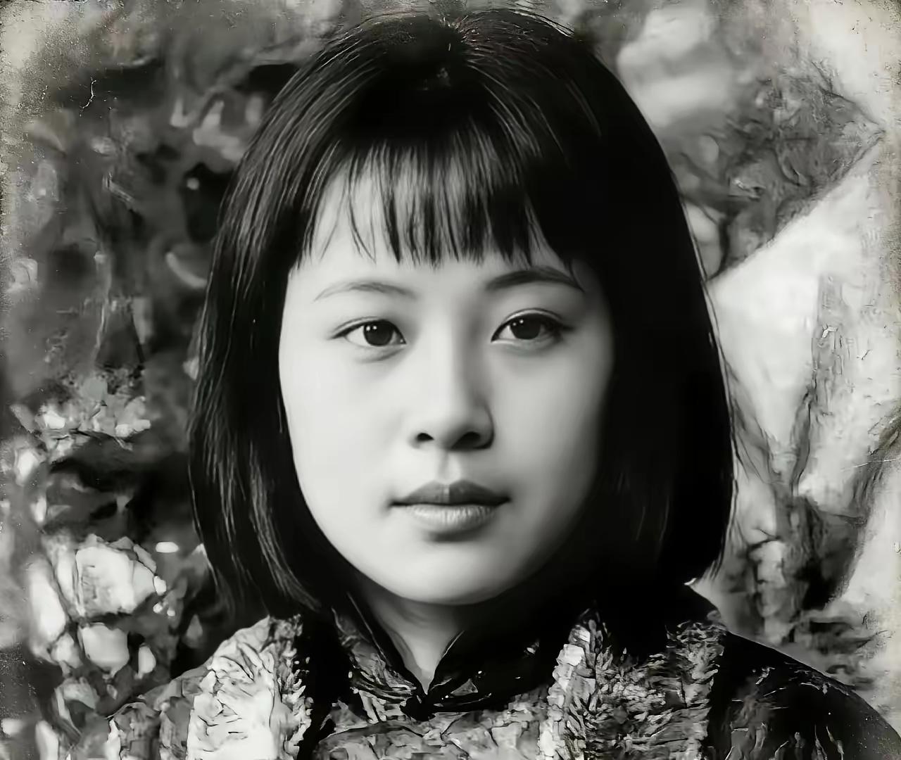 1963年，解放军师长陈广胜返回故土，寻找原配妻子，他刚进村，一位驼背的老妇人就