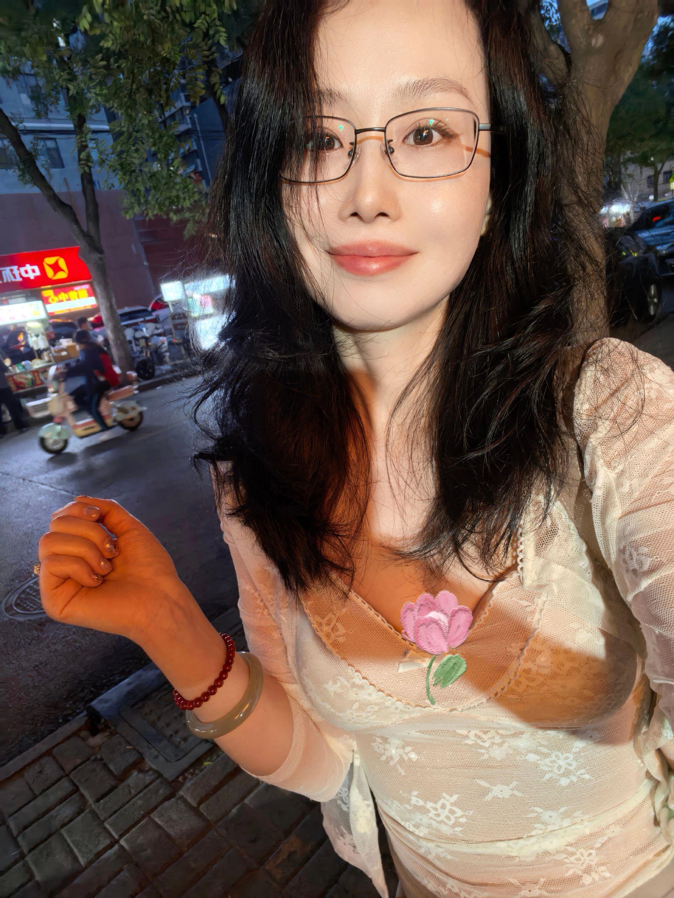 蜜妮。42岁，每天都爱自己多一点，状态就会越来越好