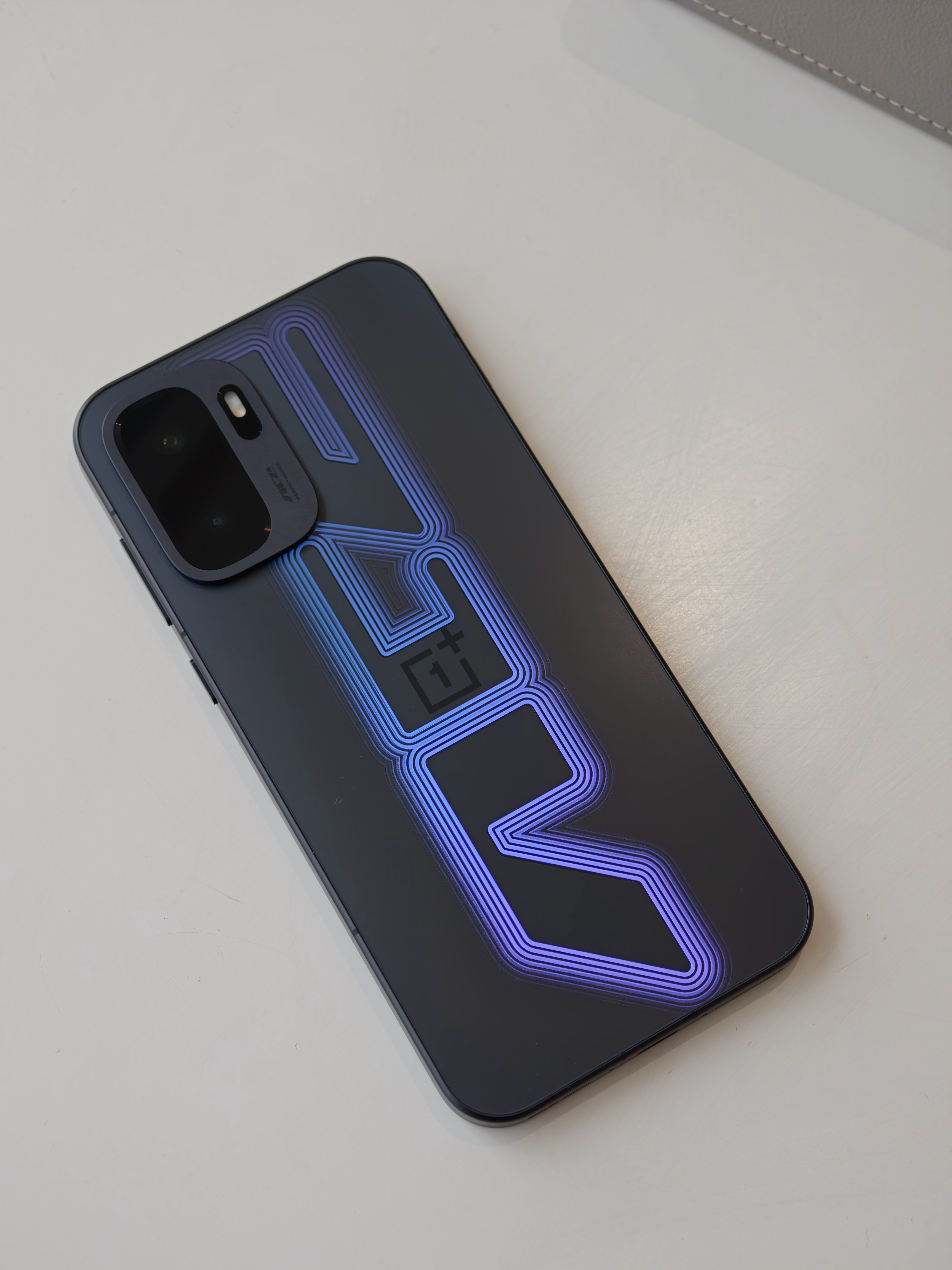 把玩了一下友媒的一加 Ace6 至尊版，不同角度下后盖有不同反光（无灯源设计，主