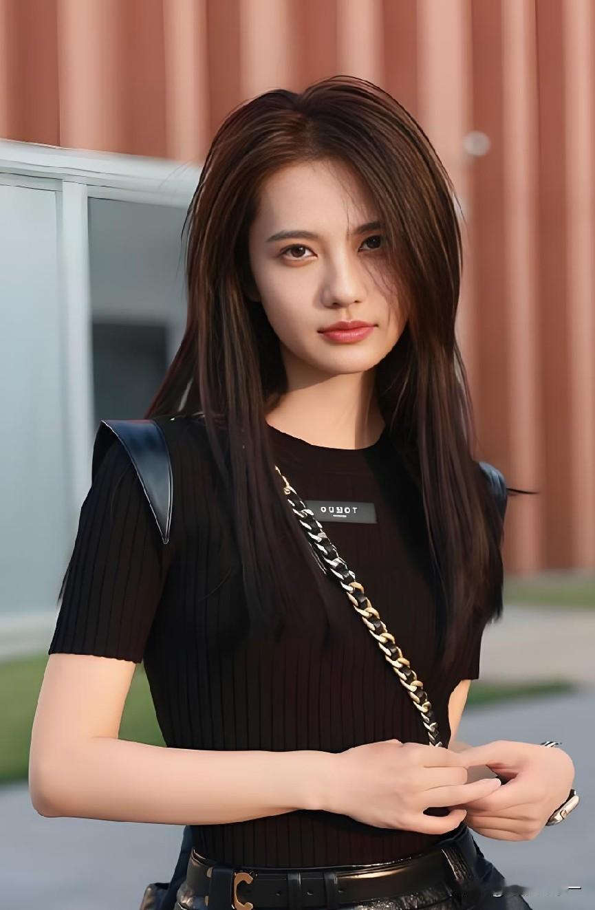 《爱情有烟火》开播，

我发现一个特别有意思的点，

就是剧中饰演女主钱菲闺蜜的