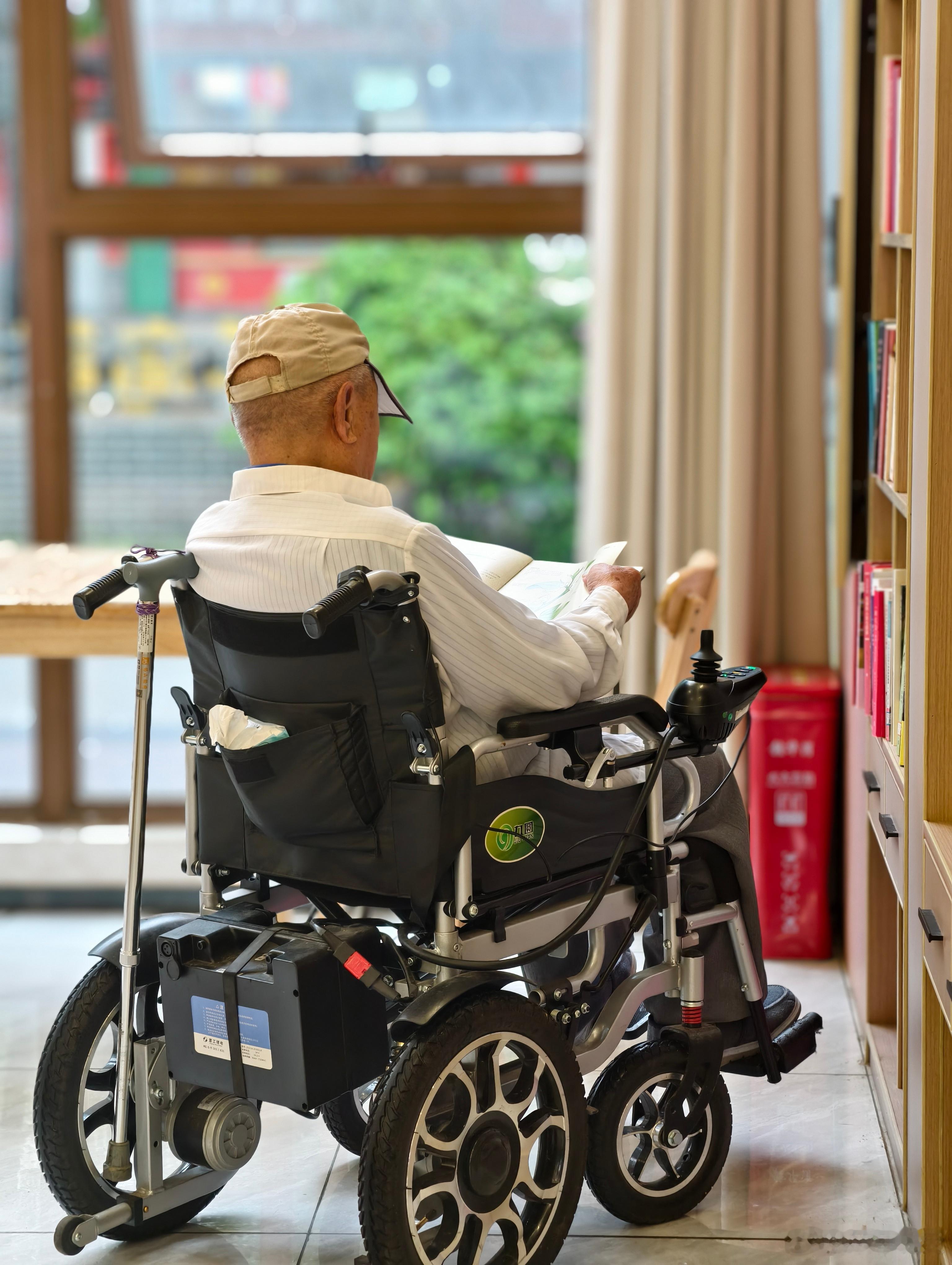 等我老了，也想像老爷子这么休闲1928年3月25日，古柏等领导农民武装暴动，成立