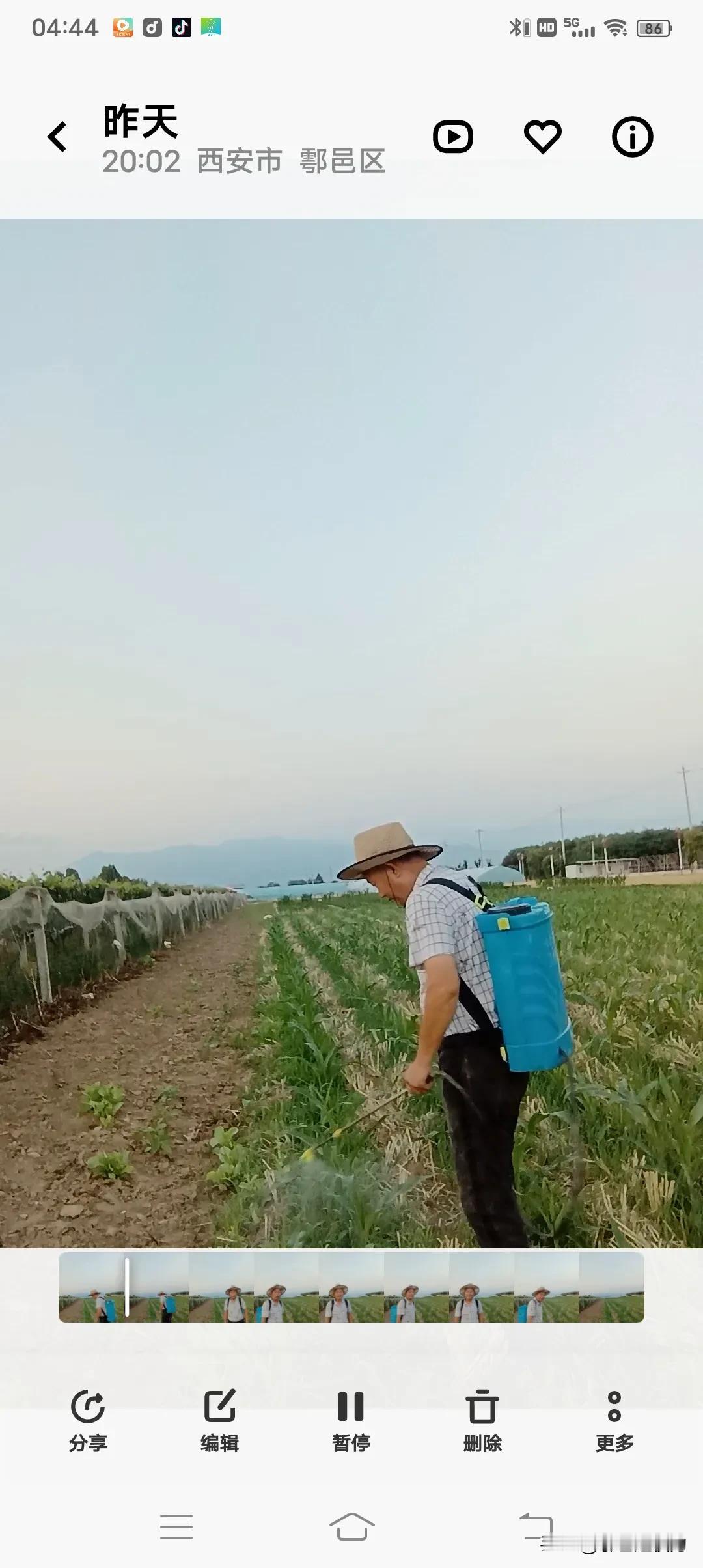 田间遐想
赵权力
拽住夕阳余晖
搂着落日晚霞
避开狰狞的面孔
逃过骄阳的霸凌
汗