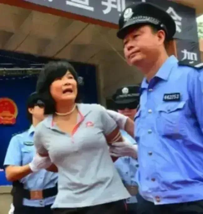 2012年，一名毒贩被验明正身，即将押赴刑场，面对着即将与亲人永别的现实，她哭泣