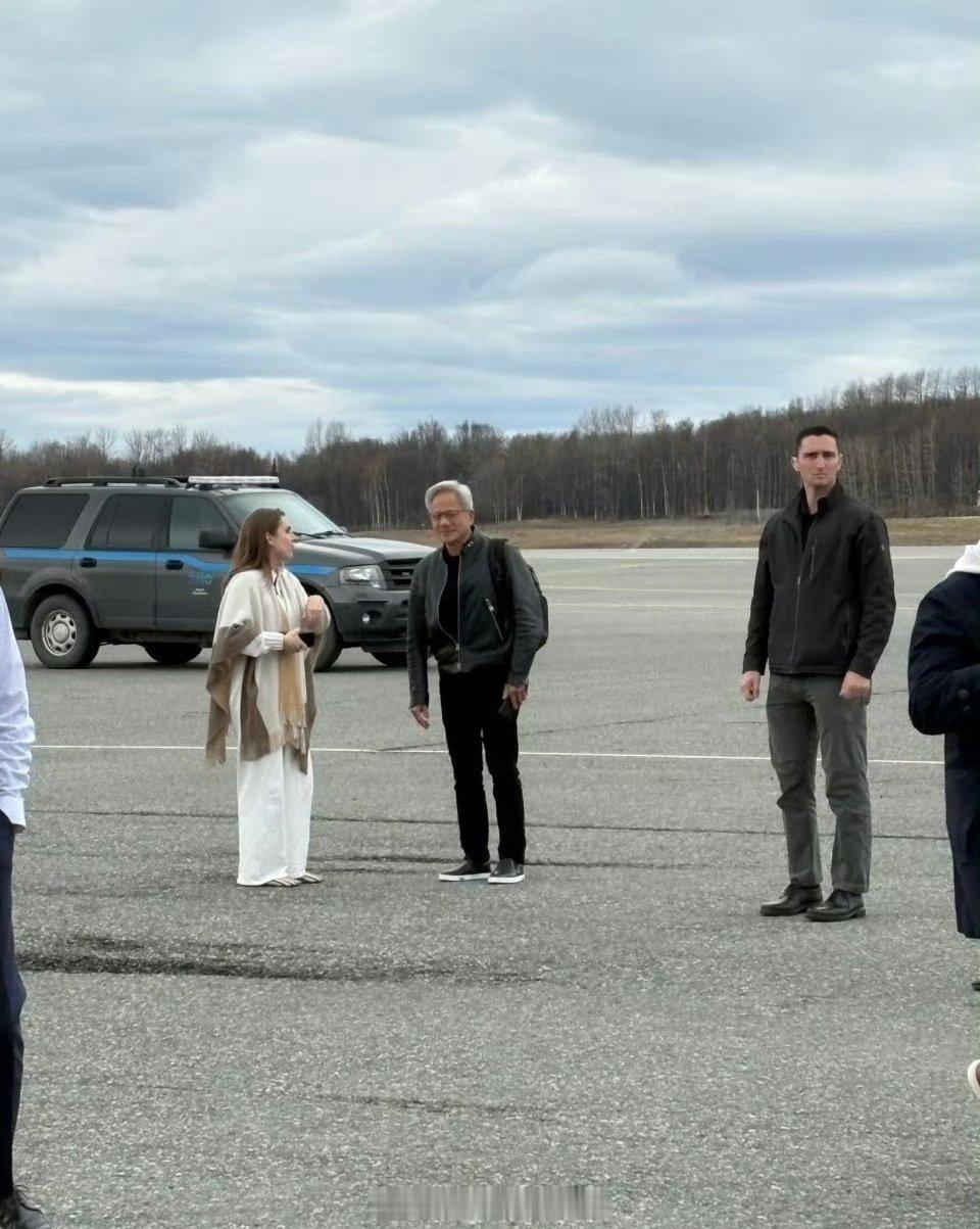 黄老板也真是的，空着手就上飞机了！这不得拿两瓶可乐上去谢谢川总？