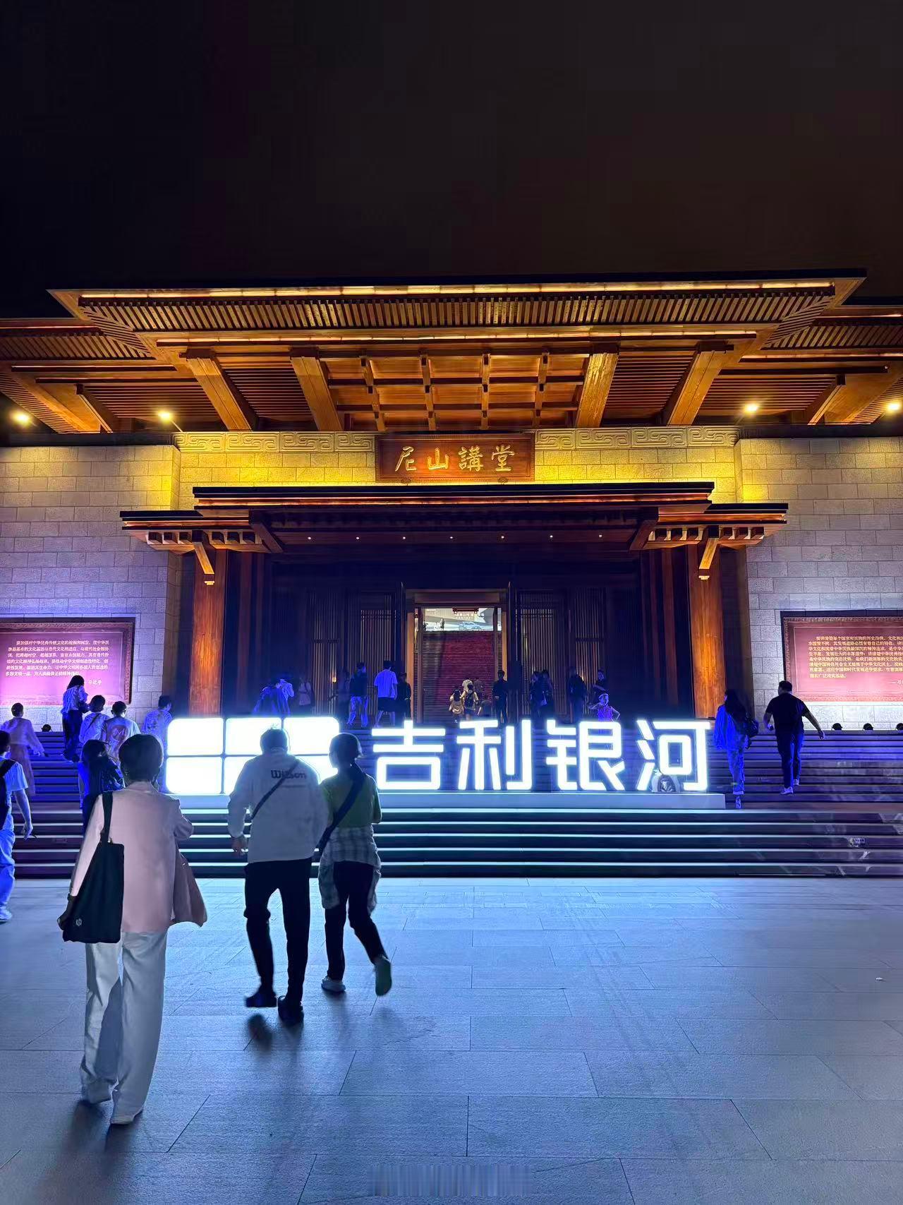 吉利银河星耀6全球首秀。 本来我想说，星耀8卖得也不贵，看代号的话星耀6估计价格