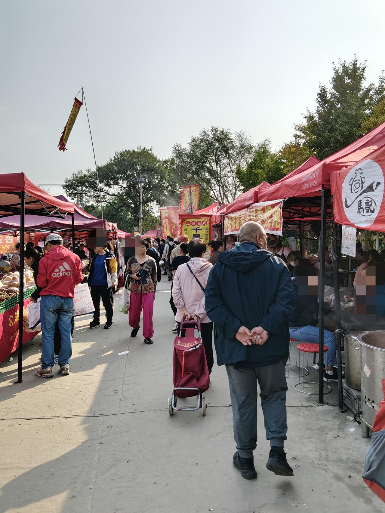 忙里偷闲逛大集
今天早晨不想做饭，某人骑电动车带着我先去了南城香吃早点。吃了很久