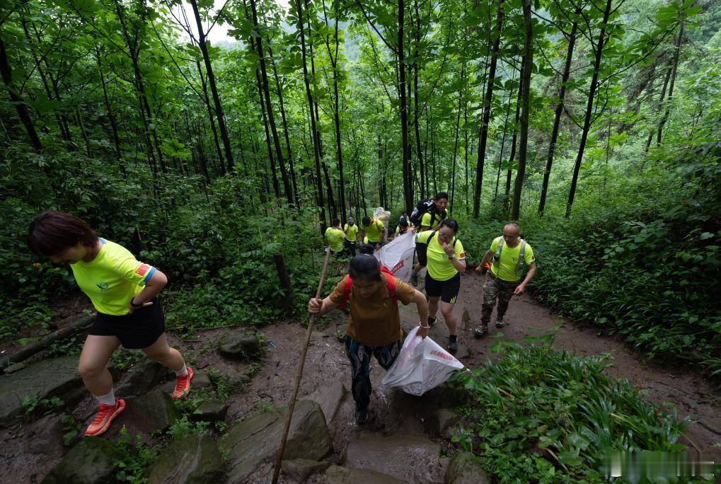 成都“蜗牛户外”：600人净山队，让登山者把垃圾带下山成都都江堰赵公山，60岁的