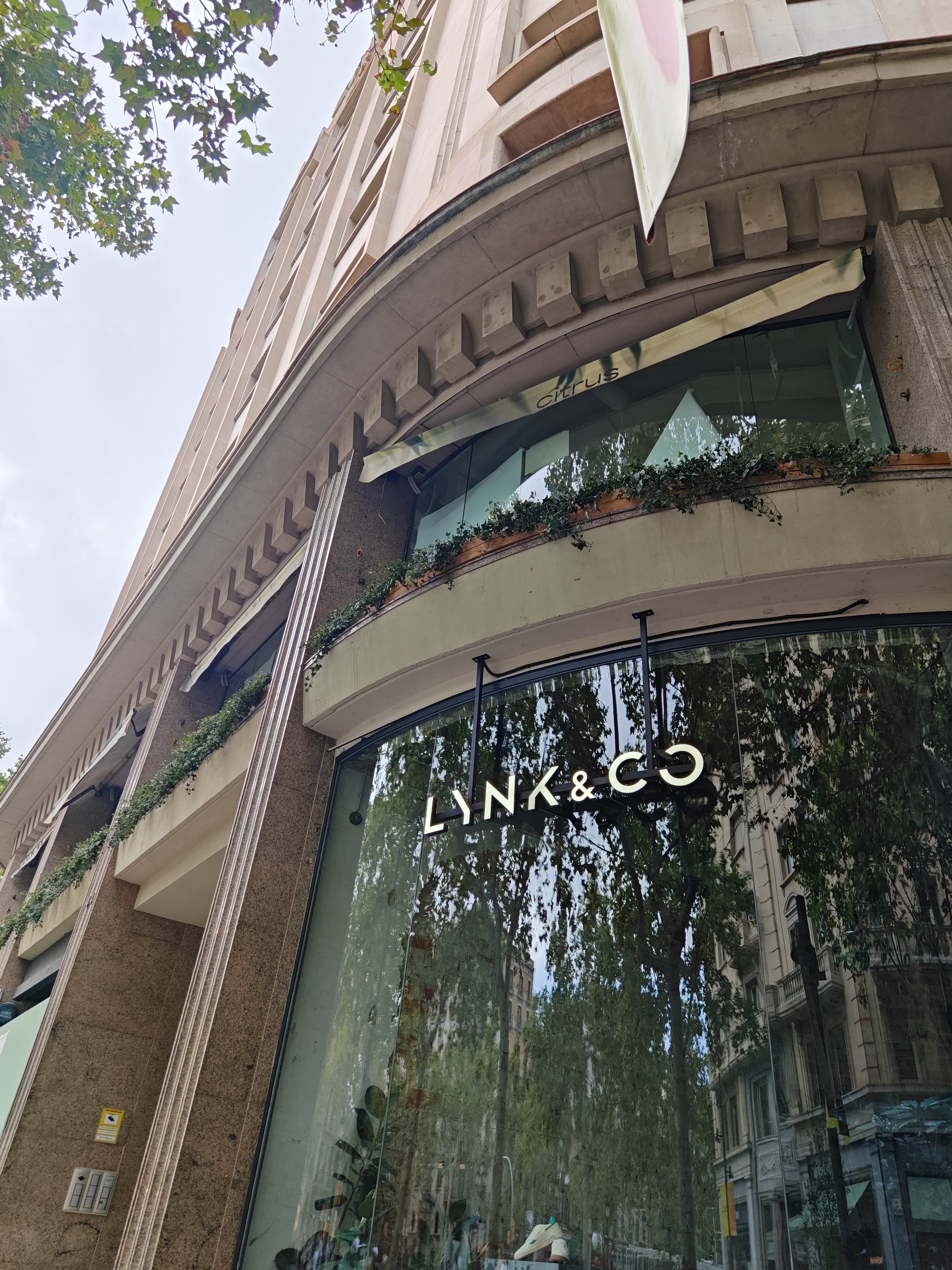 路过领克门店位于巴塞罗那的“香榭丽舍大街”一条街都是奢侈品店米拉之家和巴特略之家