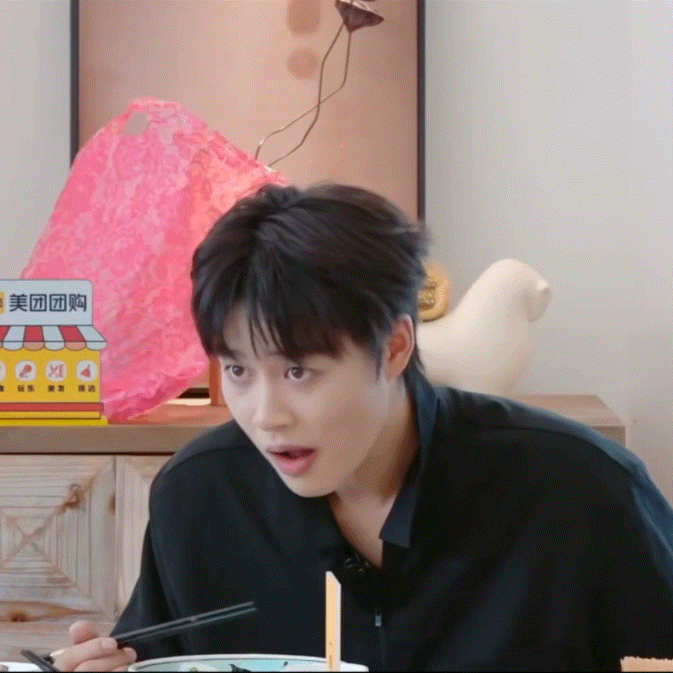 柯淳紧急撤回一个吐蒜皮何赛飞的美食课堂开课了！九年陈蒜现场教学，连吃法都有讲究 