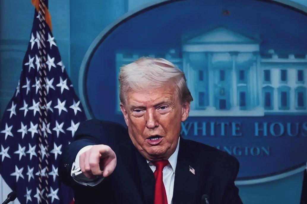 我认为应该是：言行不一
你们觉得呢？